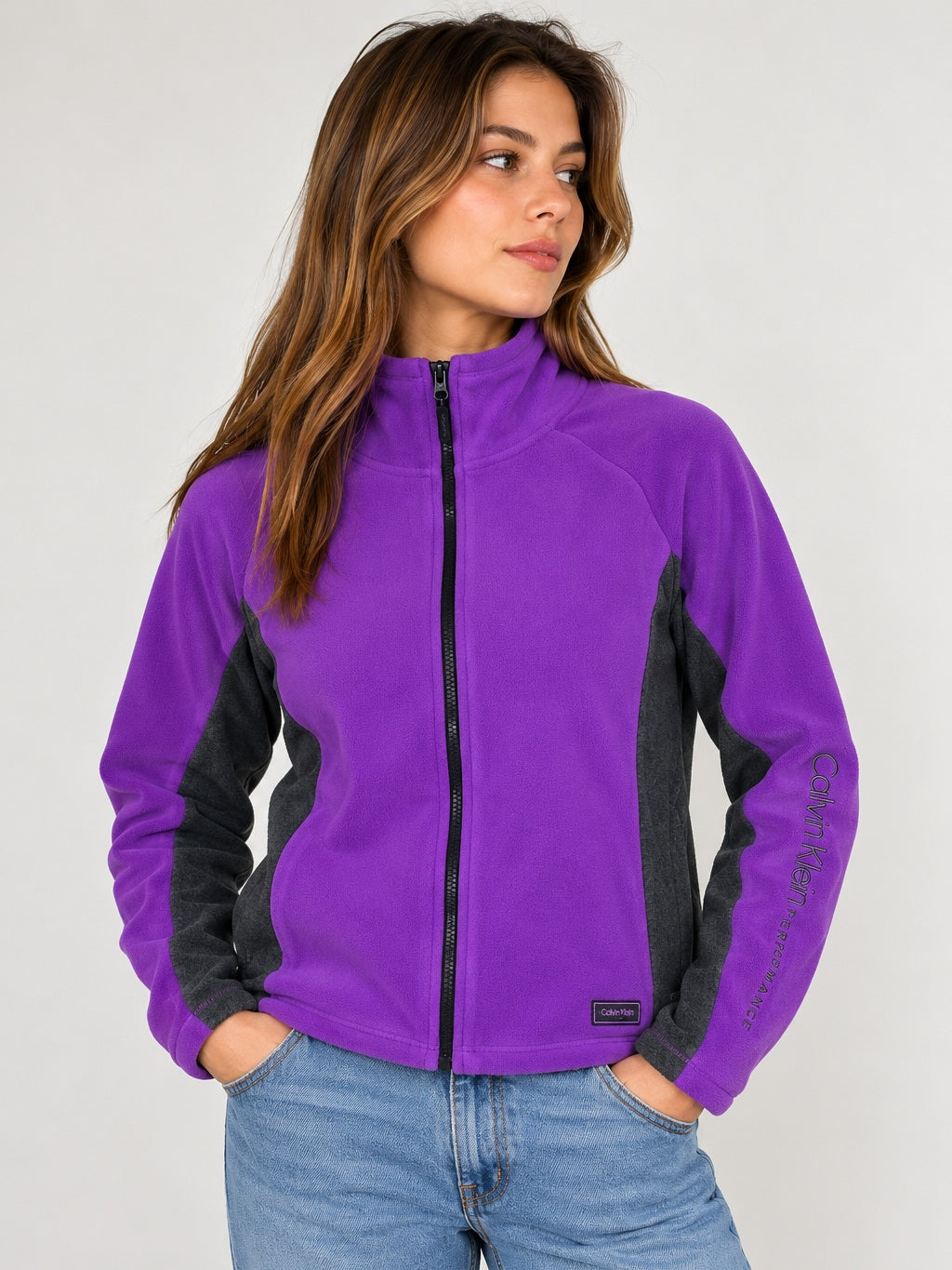 Portada referencial mujer con polar Calvin Klein Performance violeta gris formato 3:4