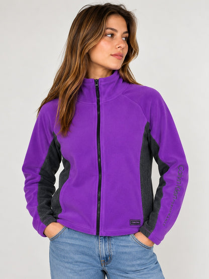 Portada referencial mujer con polar Calvin Klein Performance violeta gris formato 3:4