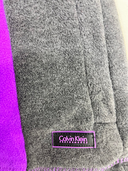 Detalle logo Calvin Klein Performance en costado