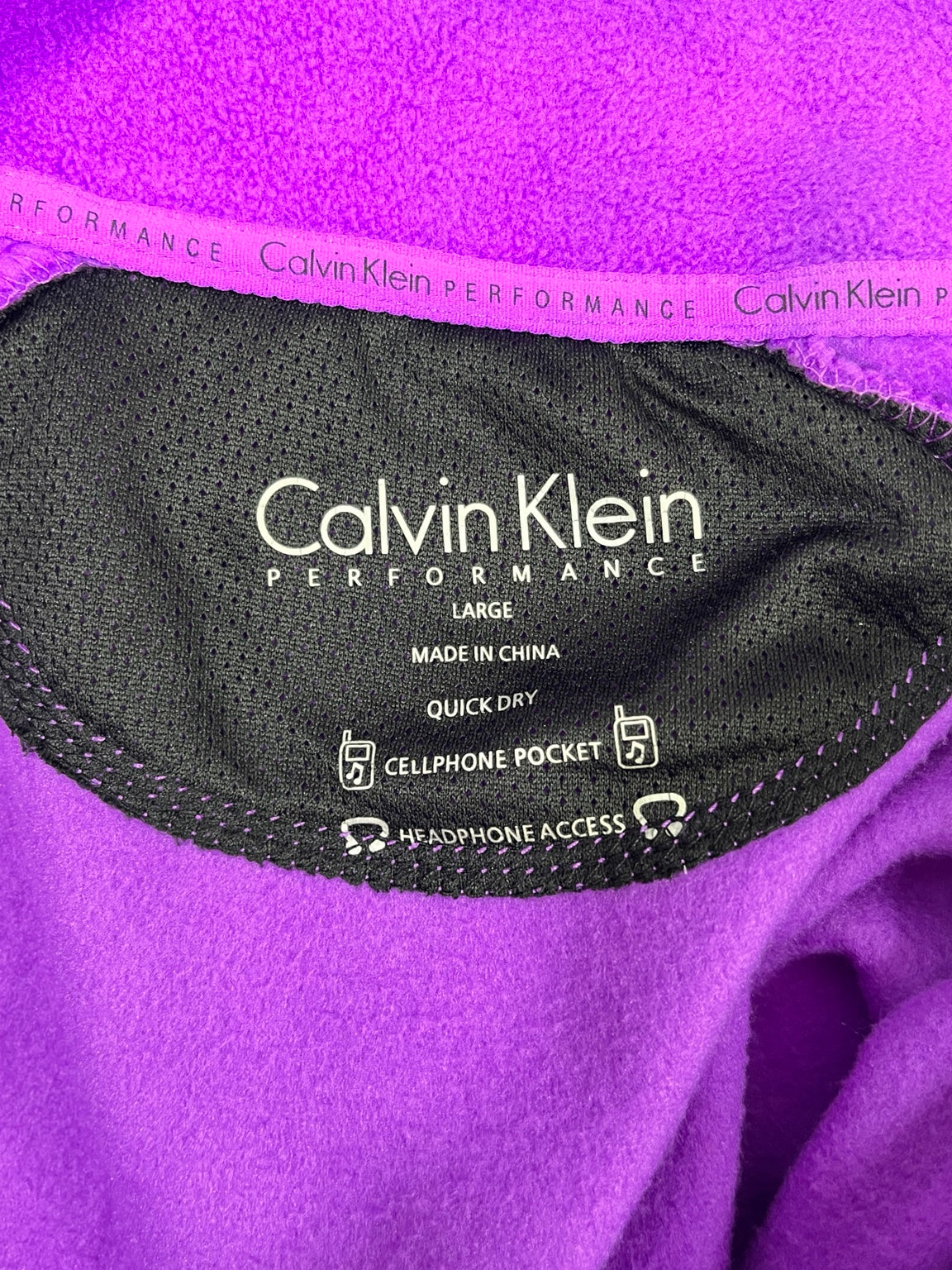 Etiqueta talla L Calvin Klein Performance con propiedades