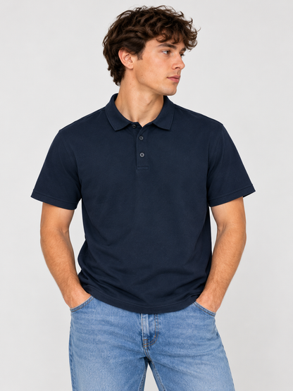 Polera polo H&M hombre azul marino sobre modelo en portada vertical 3:4