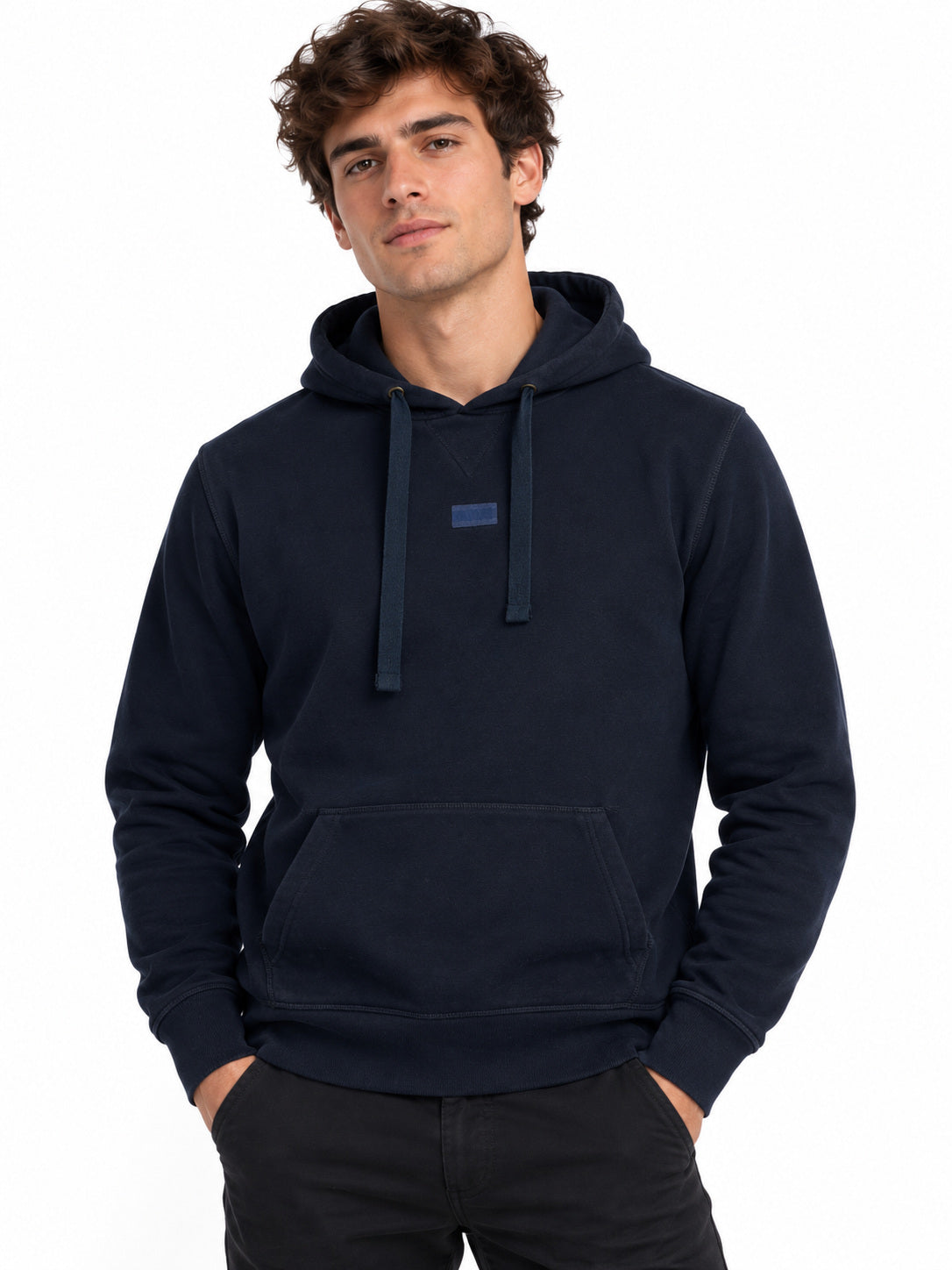 Polerón Tommy Hilfiger azul marino en modelo hombre, portada 3:4