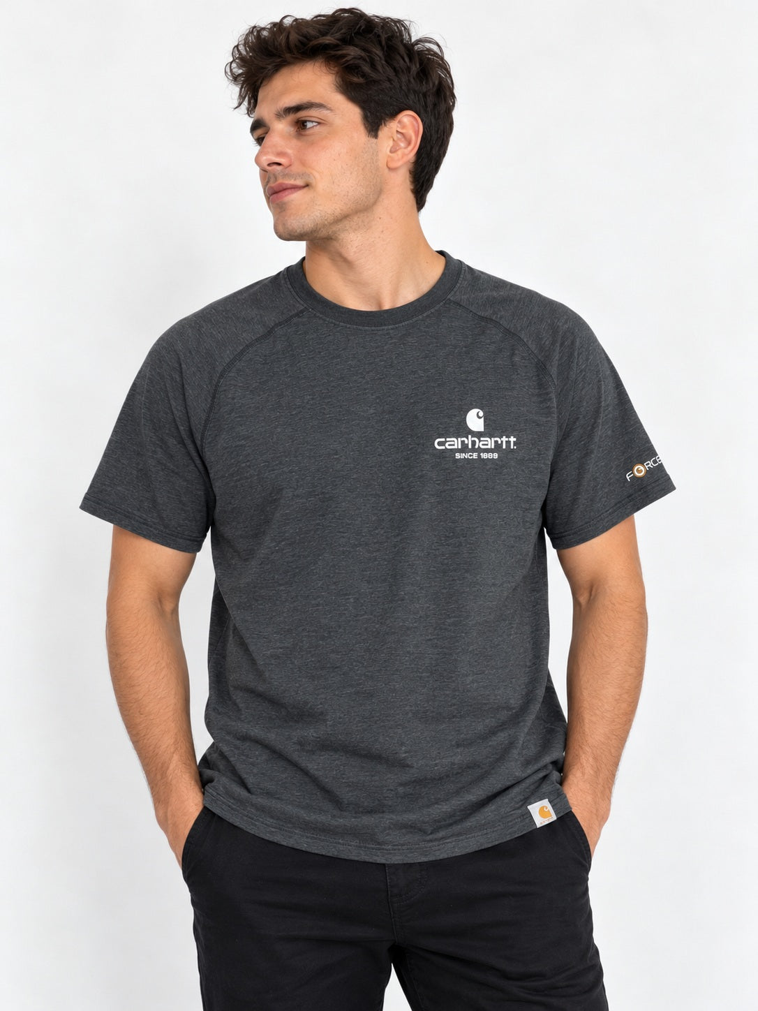 Polera Carhartt Force Relaxed Fit gris grafito talla M puesta en modelo de hombre, imagen referencial