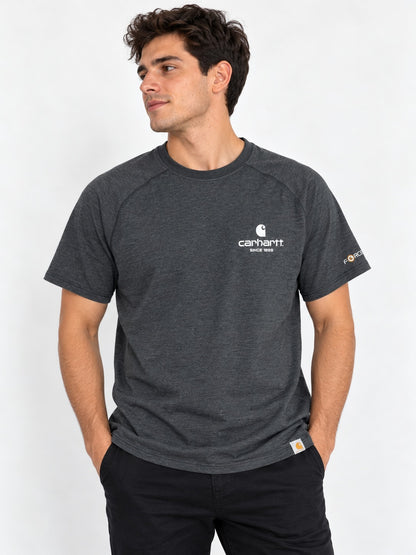 Polera Carhartt Force Relaxed Fit gris grafito talla M puesta en modelo de hombre, imagen referencial
