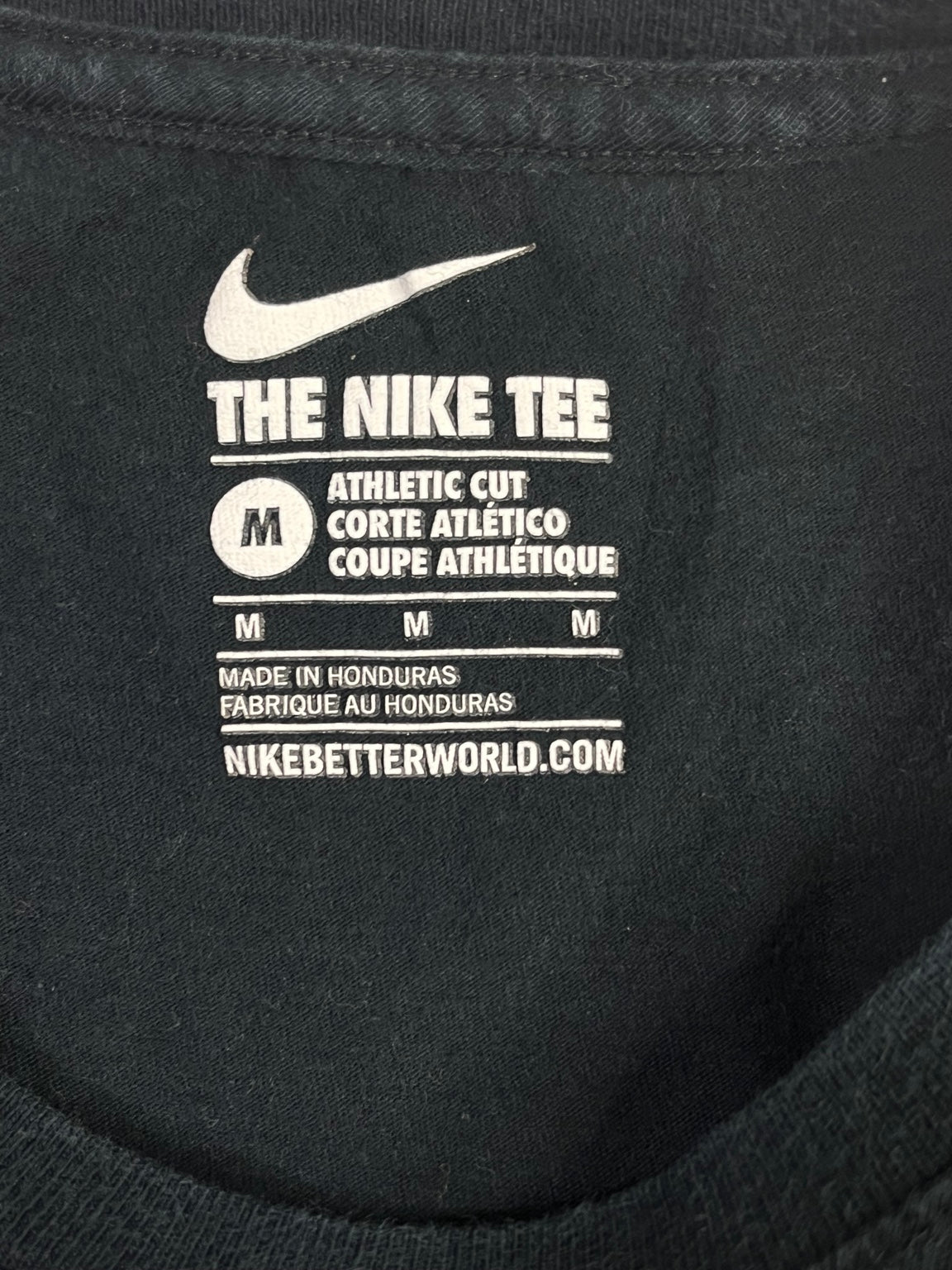 Etiqueta Nike The Nike Tee talla M y corte atlético