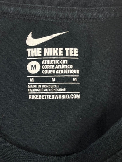 Etiqueta Nike The Nike Tee talla M y corte atlético