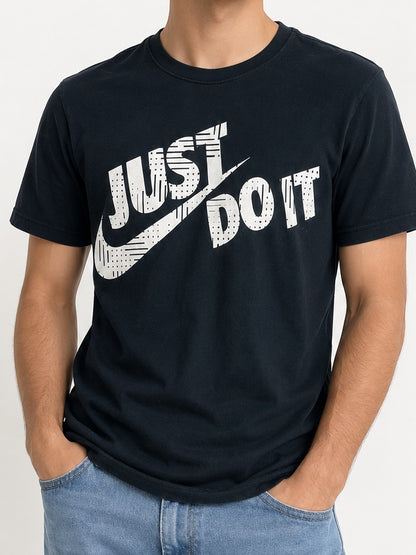 Modelo masculino con polera Nike Just Do It talla M, vista frontal