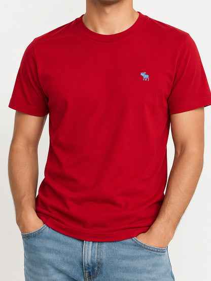 Modelo con polera Abercrombie & Fitch roja para hombre talla S, formato 3:4