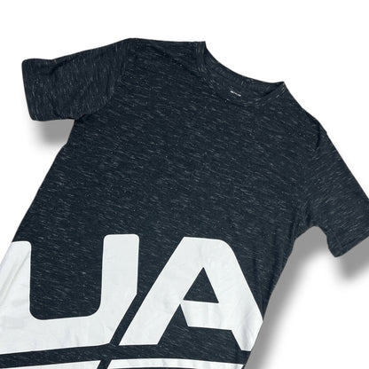 Detalle estampado Under Armour y textura jaspeada