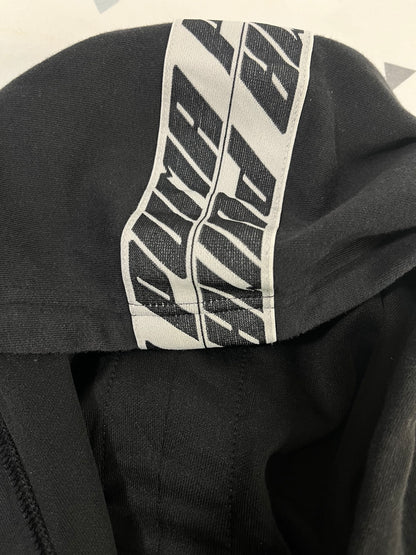 Detalle original banda gráfica Puma de la capucha