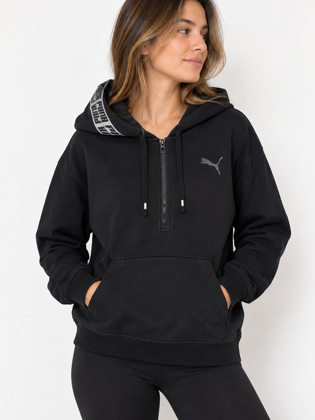 Portada ilustrativa en modelo mujer de polerón Puma negro