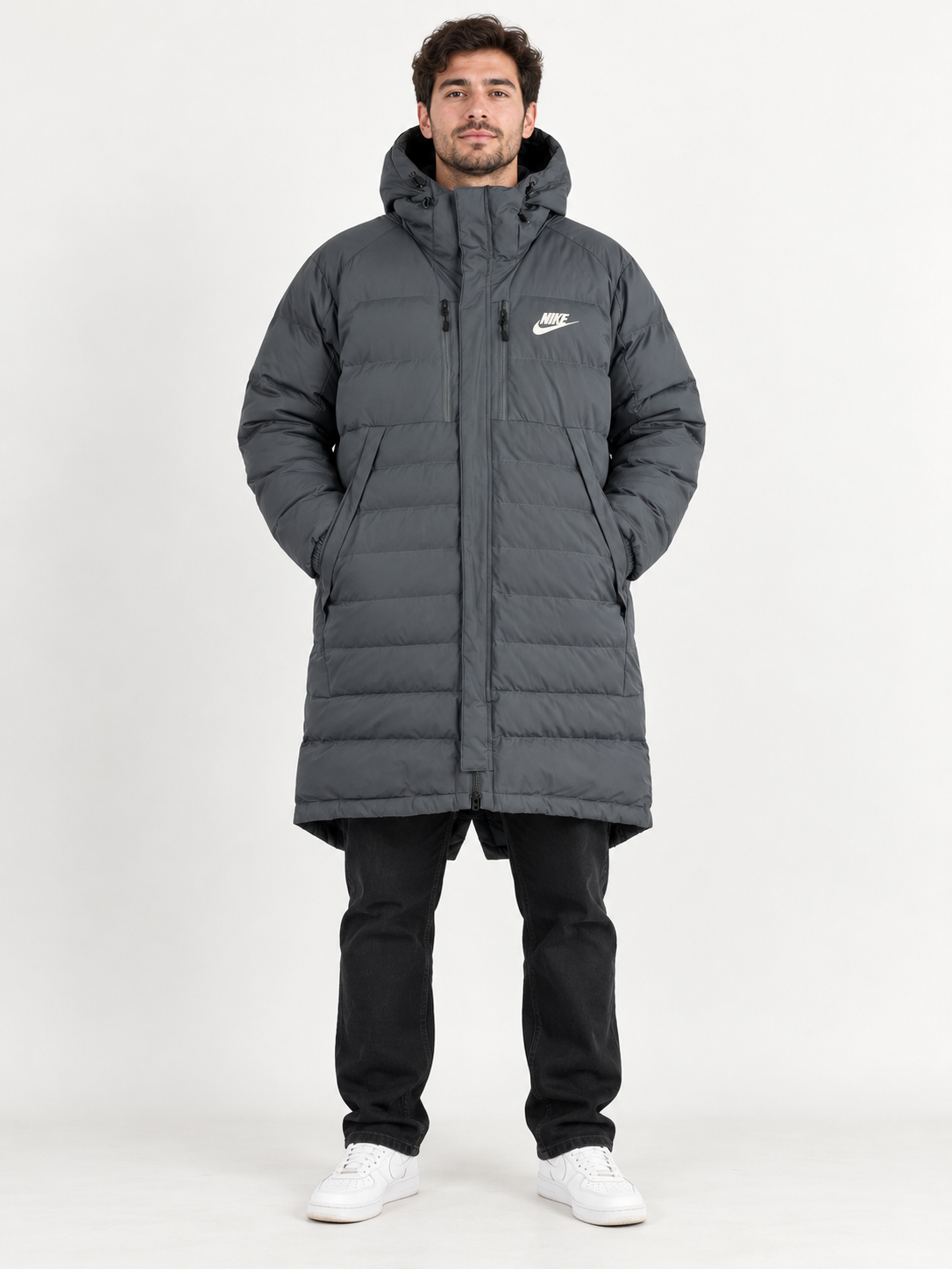 Parka Nike en modelo de hombre, imagen ilustrativa