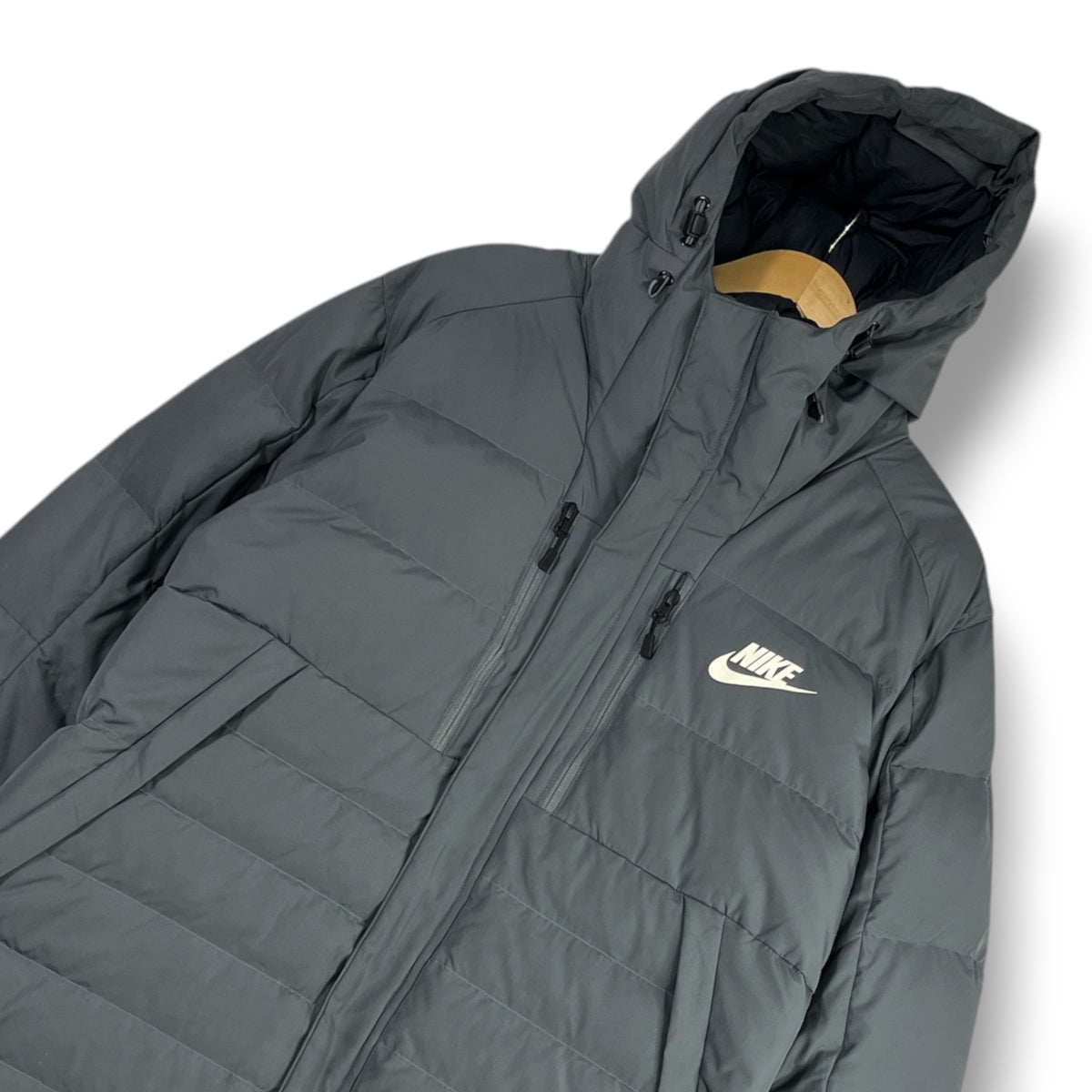 Parka Nike detalle logo y capucha