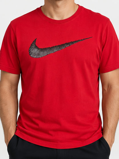 Portada: polera Nike roja talla L con Swoosh negro en modelo (imagen ilustrativa)