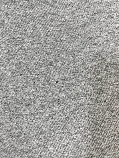 Fotografía original del pequeño piquete visible en tela GAP gris