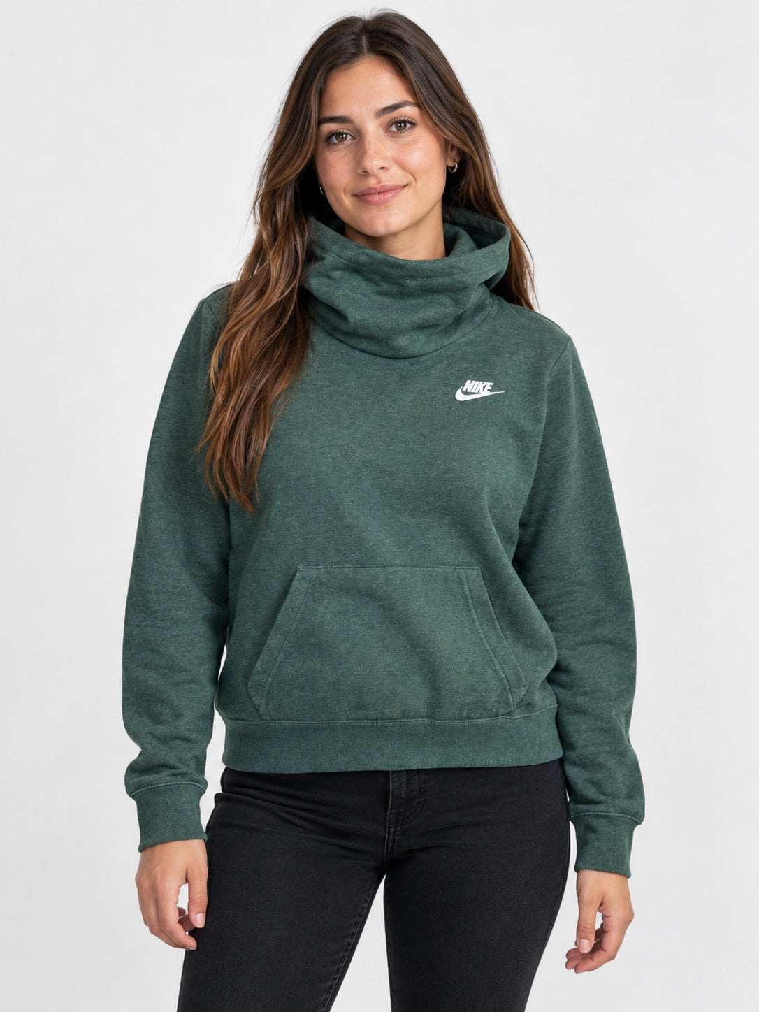 Portada ilustrativa con modelo femenina y polerón Nike cuello alto verde petróleo talla M