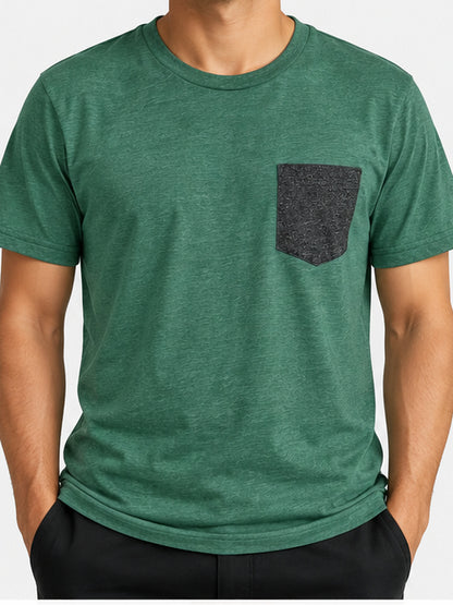 Portada 3:4 ilustrativa con modelo frontal usando polera Volcom Modern Fit verde jaspeada con bolsillo gris, talla M