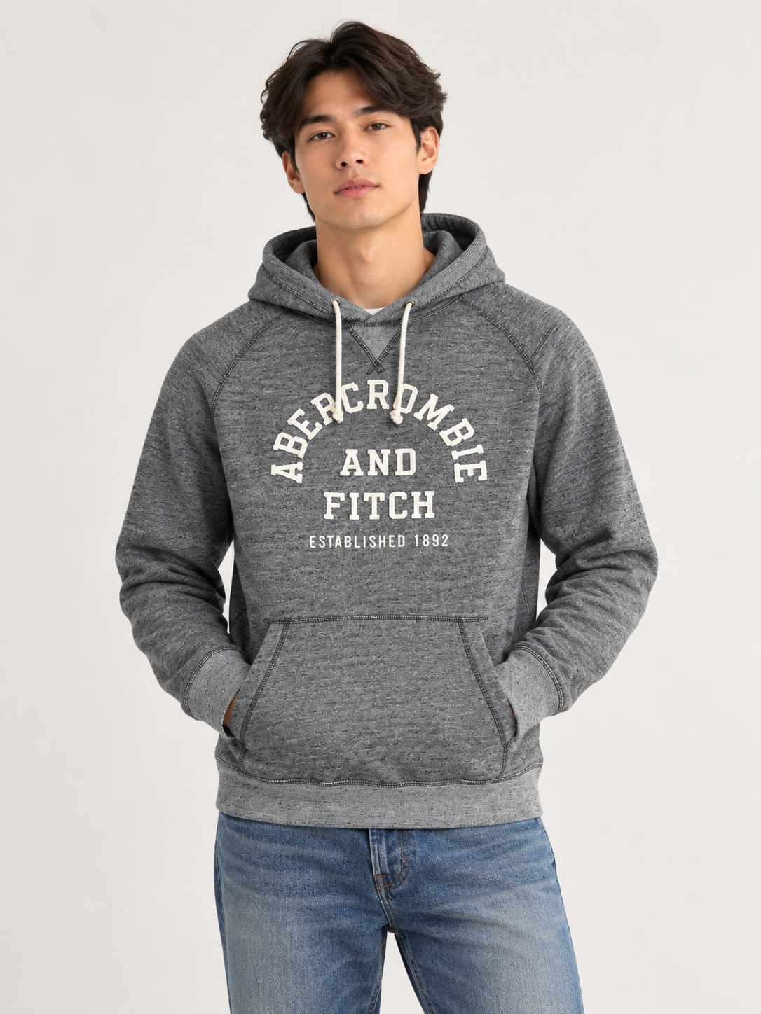 Modelo referencial con polerón Abercrombie & Fitch gris talla S en formato 3:4