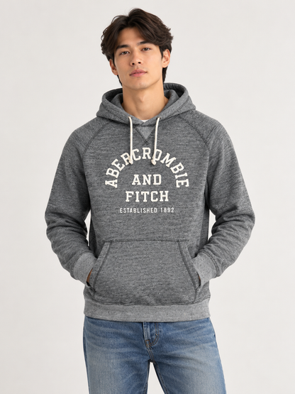 Modelo referencial con polerón Abercrombie & Fitch gris talla S en formato 3:4