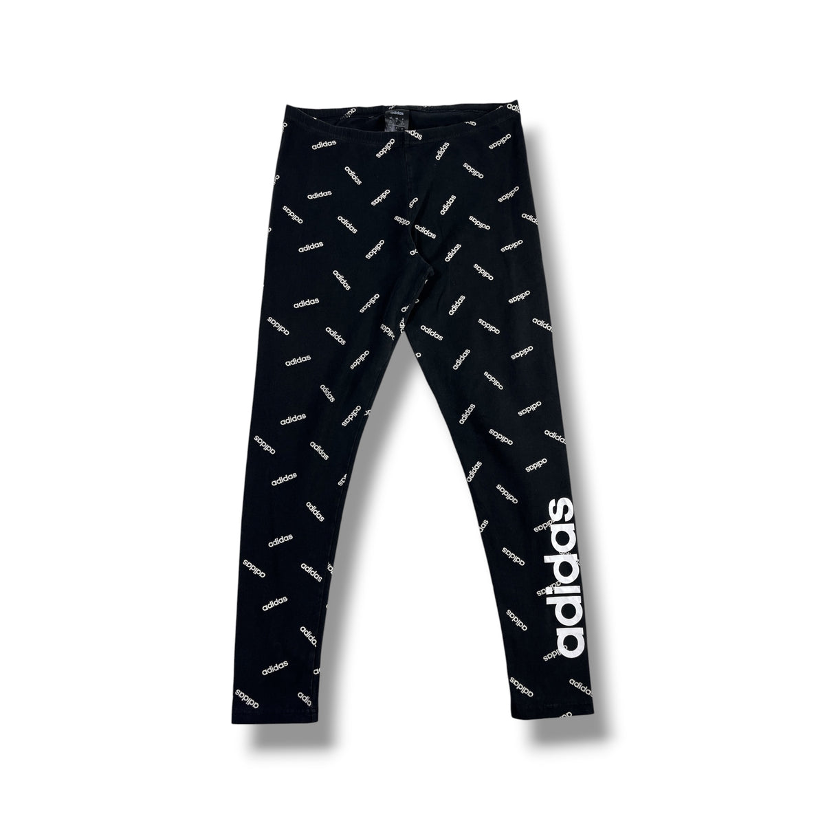 Fotografía real frontal calza Adidas estampada negro y blanco