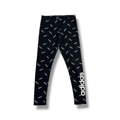 Fotografía real frontal calza Adidas estampada negro y blanco