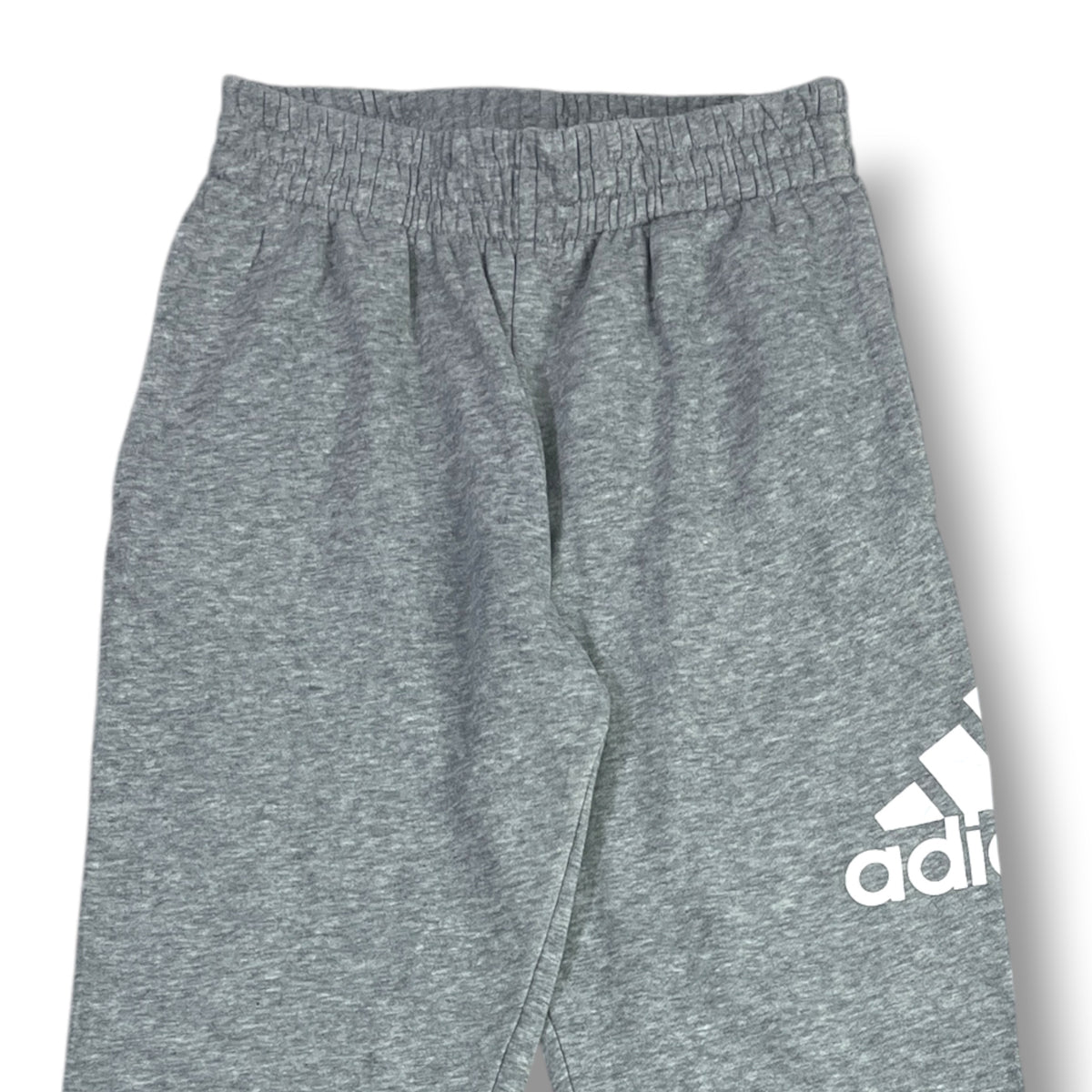 Fotografía real del detalle de pretina y logo Adidas