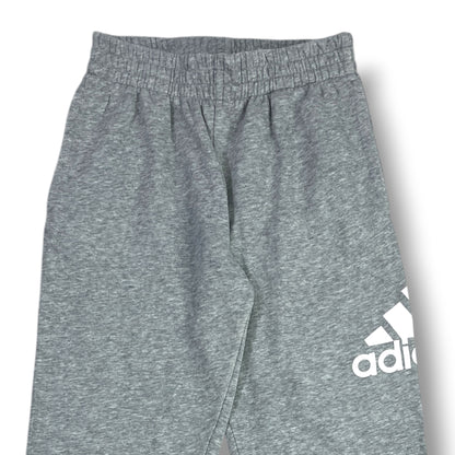 Fotografía real del detalle de pretina y logo Adidas