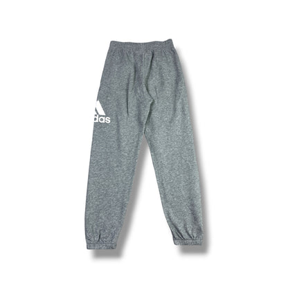 Fotografía real posterior del pantalón Adidas gris jaspeado para niño