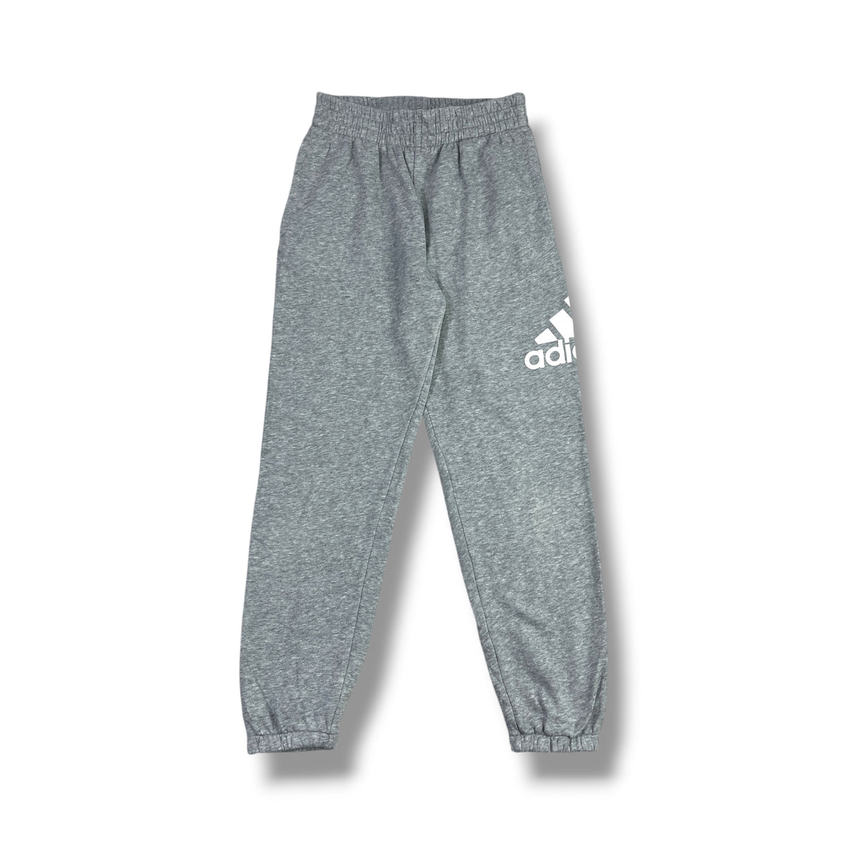 Fotografía real frontal del pantalón jogger Adidas gris jaspeado para niño