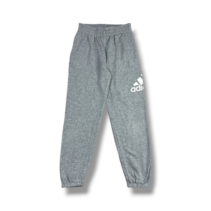 Fotografía real frontal del pantalón jogger Adidas gris jaspeado para niño