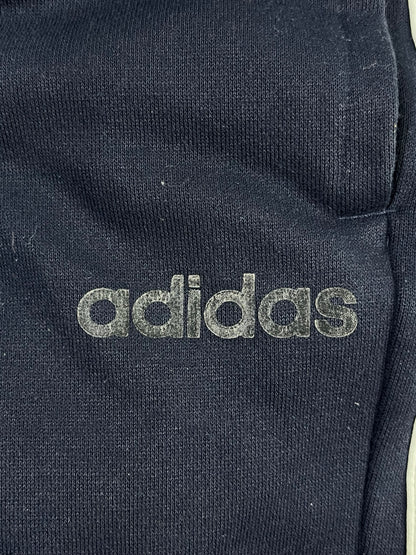 Foto real del desgaste visible del logo Adidas