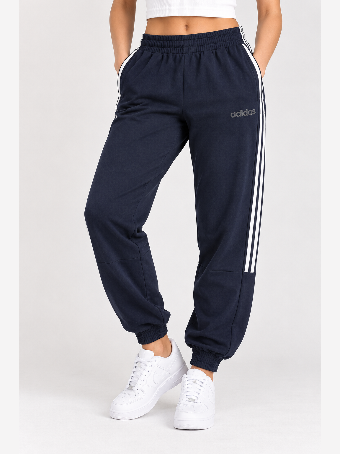 Foto ilustrativa con modelo de pantalón Adidas azul marino talla L en formato 3:4