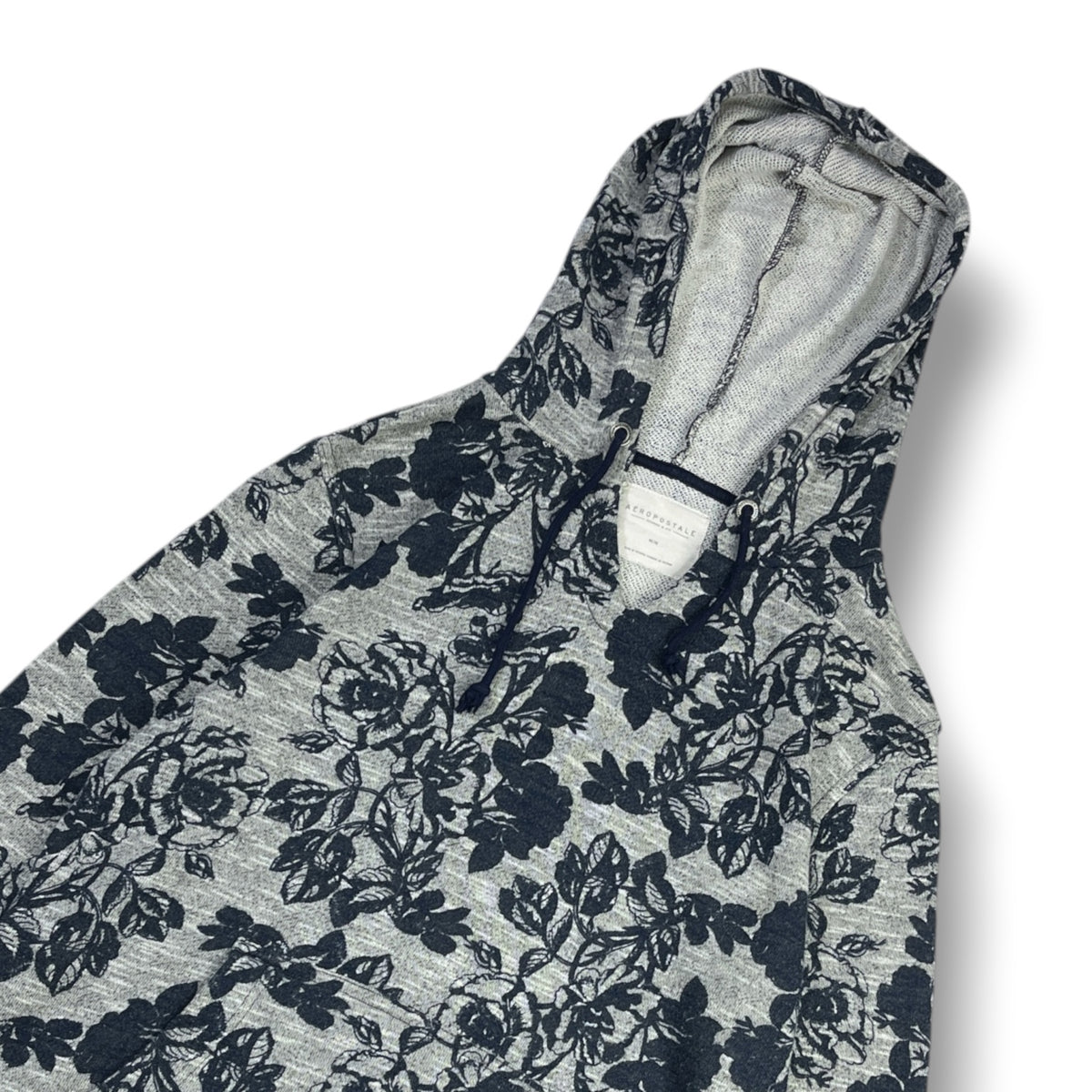 Detalle real de la capucha y estampado del polerón floral