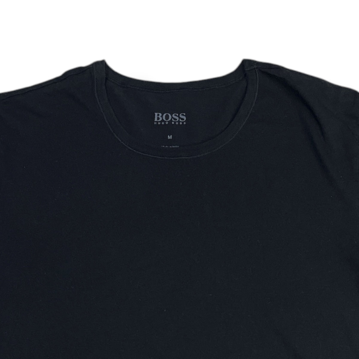 Detalle de cuello polera BOSS