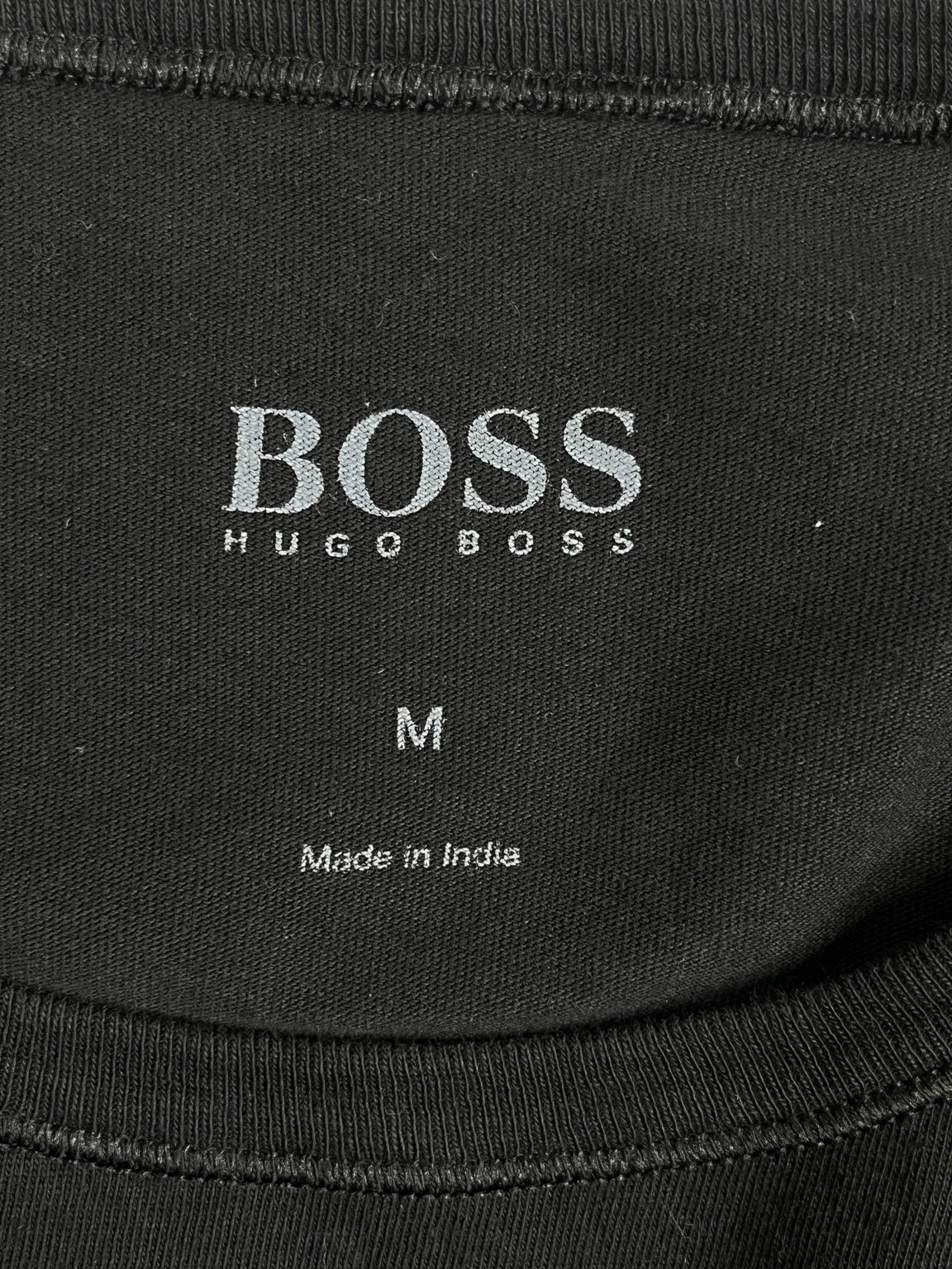 Etiqueta de talla M y marca BOSS