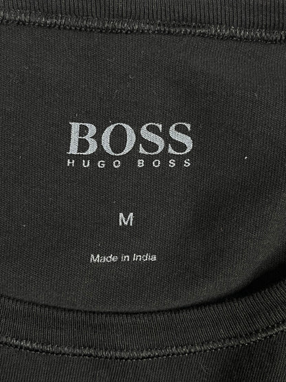 Etiqueta de talla M y marca BOSS