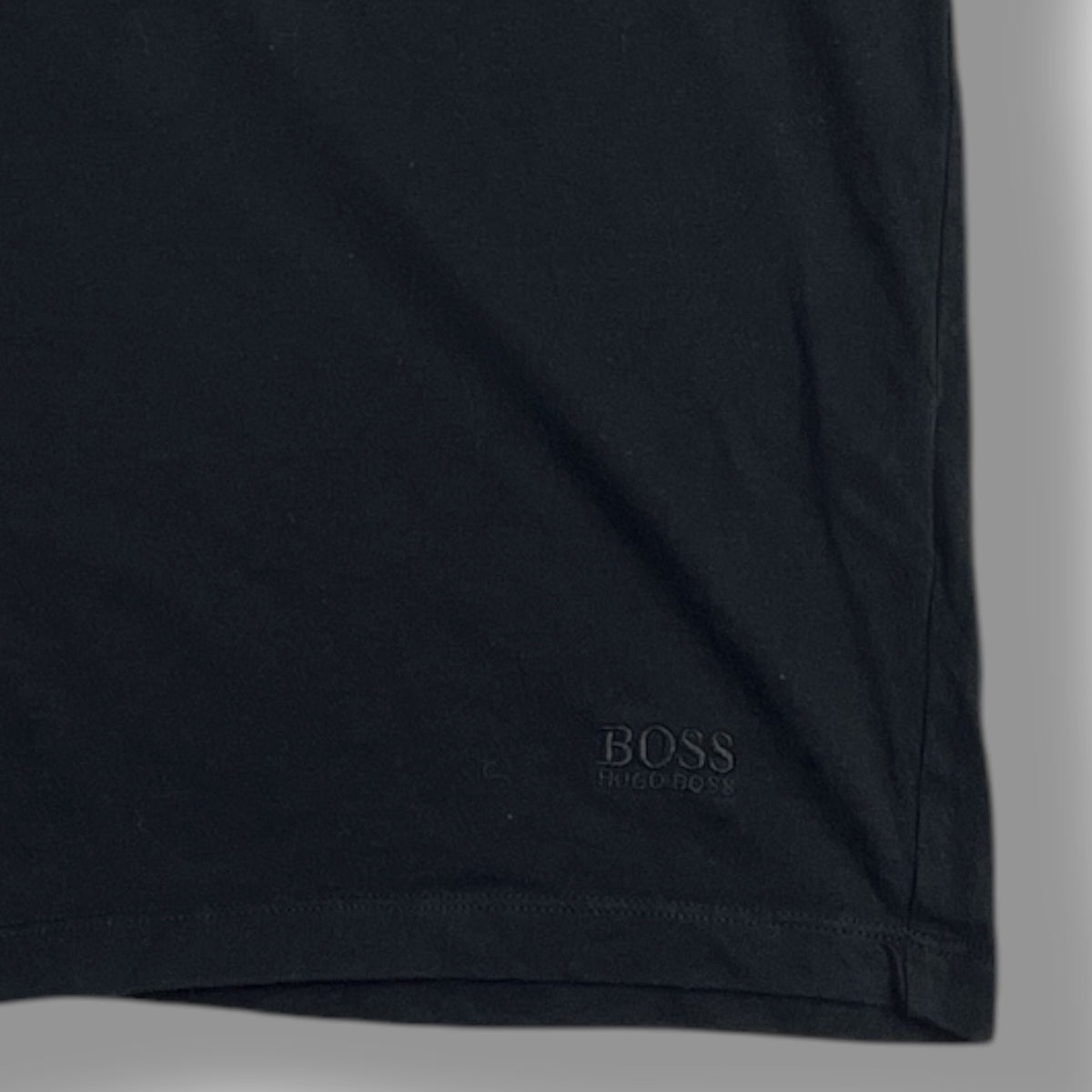 Logo BOSS negro tonal ubicado en bajo de polera