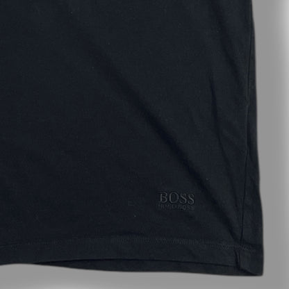 Logo BOSS negro tonal ubicado en bajo de polera