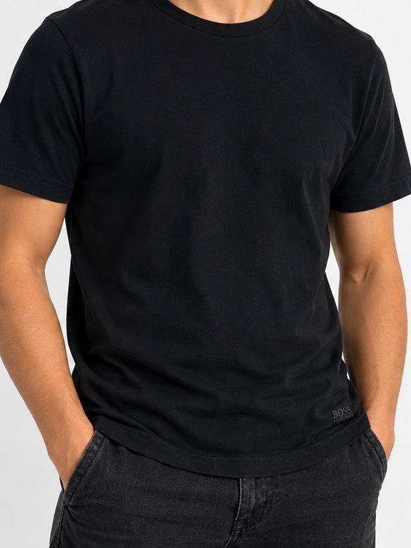 Modelo referencial con polera negra BOSS Hugo Boss hombre talla M formato 3:4