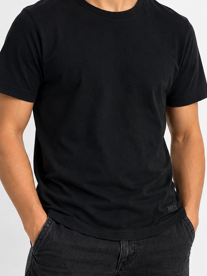 Modelo referencial con polera negra BOSS Hugo Boss hombre talla M formato 3:4