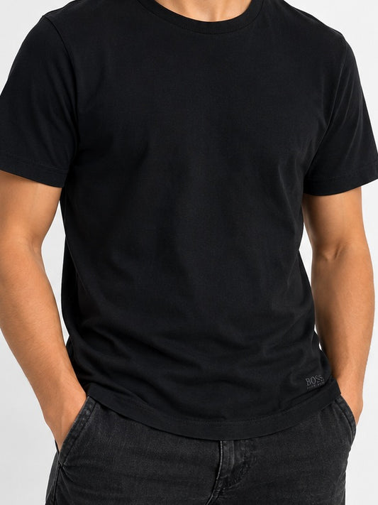 Modelo referencial con polera negra BOSS Hugo Boss hombre talla M formato 3:4