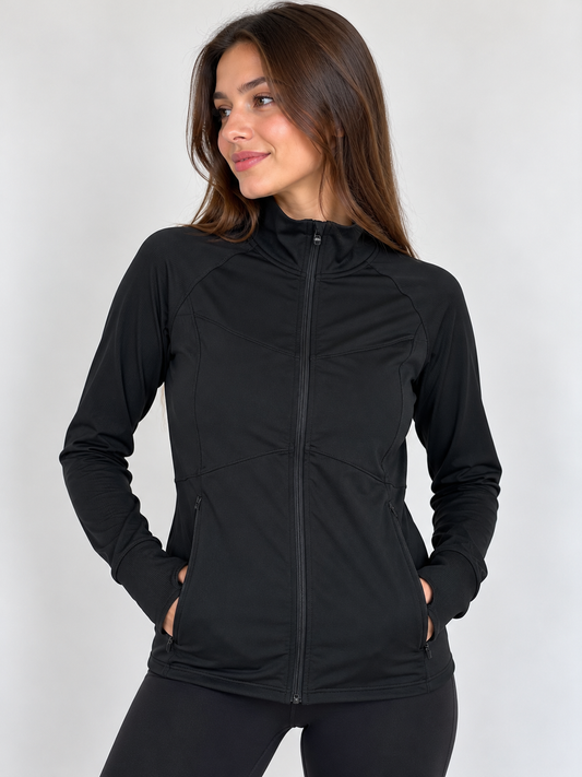 Modelo vistiendo polerón deportivo ligero C9 Champion negro mujer talla L, imagen referencial 3:4