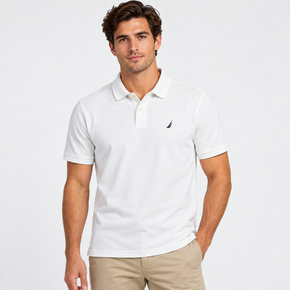 Fotografía ilustrativa formato 1:1 de modelo usando polera Nautica blanca; las fotos reales muestran el estado de la prenda
