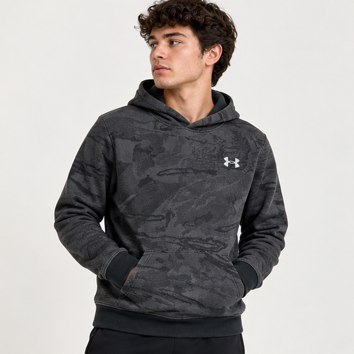 Foto ilustrativa con modelo, formato Shopify 1:1, polerón Under Armour juvenil gris camuflado