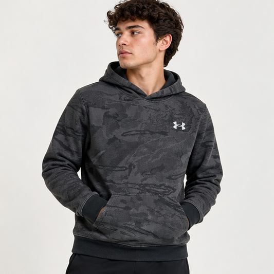 Foto ilustrativa con modelo, formato Shopify 1:1, polerón Under Armour juvenil gris camuflado