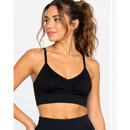 Fotografía ilustrativa con modelo adulta luciendo peto negro Old Navy Active Seamless talla S, escote en V y tirantes finos