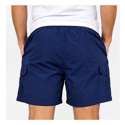 Imagen ilustrativa individual de modelo hombre usando short Champion azul marino, espalda, 1:1