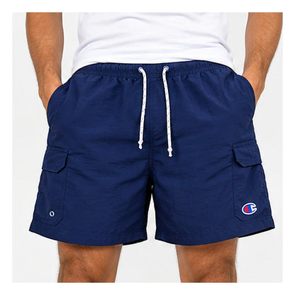 Imagen ilustrativa individual de modelo hombre usando short cargo Champion azul marino, frente, 1:1