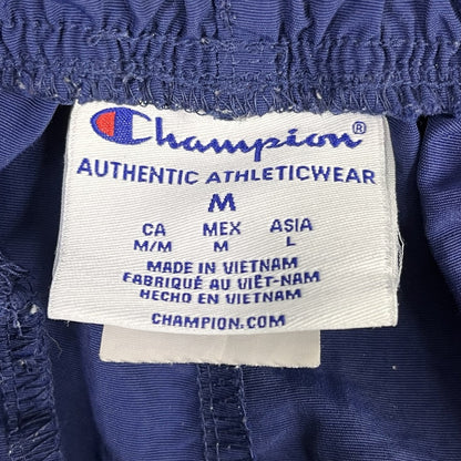 Etiqueta Champion talla M en encuadre cuadrado