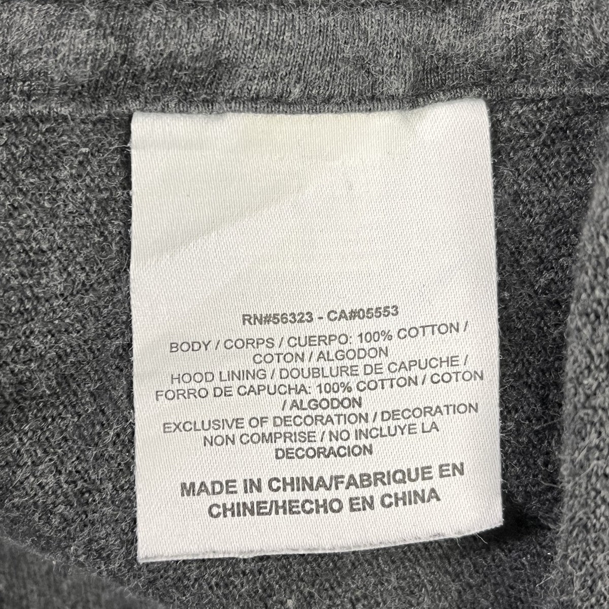 Etiqueta de composición del polerón Nike, foto real